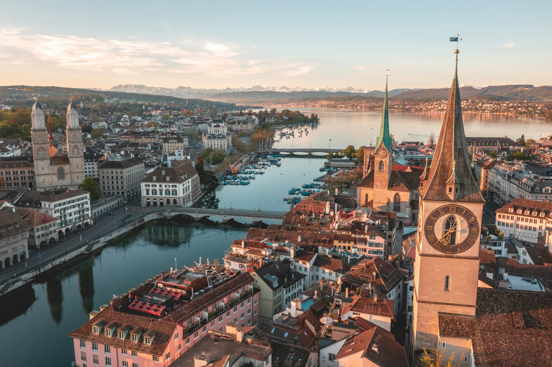 Zürich mit Limmat, Altstadt, Grossmünster und Zürichsee – Einsatzgebiet von CM Reinigung & Umzug